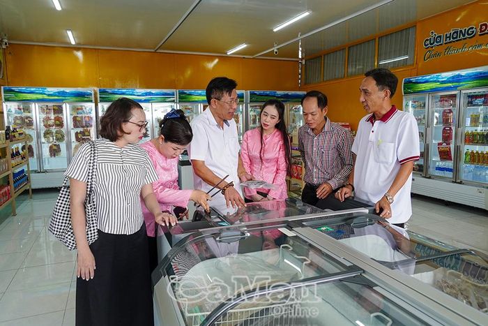 Ông Bùi Quang Hưng, Phó Giám đốc Sở Công Thương tỉnh Ninh Bình (thứ 3 từ trái sang) cùng đoàn khảo sát Cửa hàng trưng bày, giới thiệu sản phẩm OCOP tại Công ty Cổ phần Thương mại Dịch vụ Cà Mau.