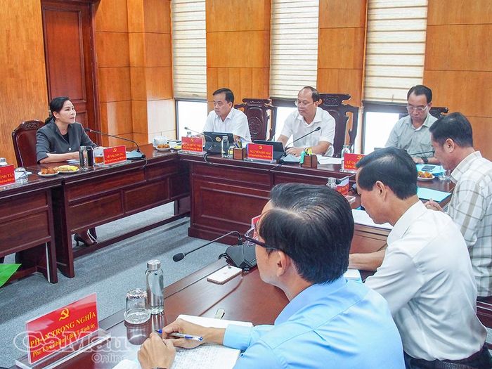 Đồng chí Lê Thị Nhung, Phó Chủ tịch Thường trực HĐND tỉnh yêu cầu chỉ đạo rà soát, bố trí cán bộ tiếp dân, xử lý đơn thư là người có phẩm chất đạo đức tốt, bản lĩnh, am hiểu pháp luật và giỏi kỹ năng dân vận, đối thoại.