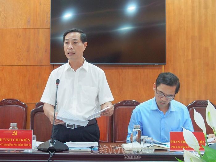 Đồng chí Huỳnh Chí Kiên, Phó Trưởng ban Nội chính Tỉnh uỷ báo cáo kết quả tiếp nhận, xử lý đơn thư trên địa bàn tỉnh.