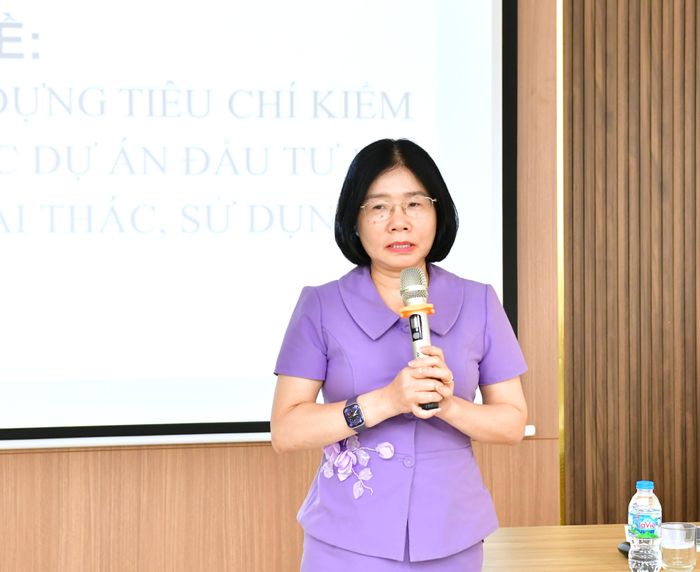  Phó Vụ trưởng Vụ Chính sách KTNN Lê Thị Hồng Hạnh giảng Chuyên đề Khung định hướng về xây dựng tiêu chí kiểm toán đánh giá hiệu quả các dự án đầu tư đã hoàn thành, đưa vào khai thác, sử dụng. Ảnh: N.LY