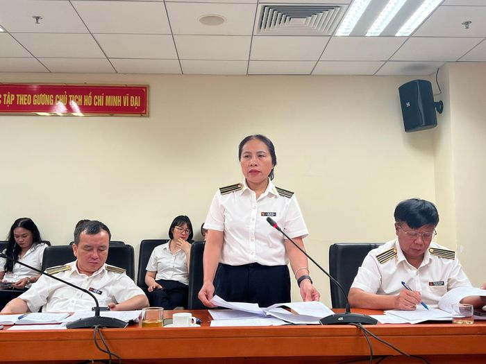Phó Kiểm toán trưởng KTNN chuyên ngành Ia Thái Thị Lan báo cáo việc thực hiện kiểm toán của Đoàn kiểm toán Quân chủng Phòng không - Không quân, Quân đoàn 34; quán triệt các văn bản chỉ đạo của KTNN và Đảng ủy KTNN. Ảnh: Thanh Trang