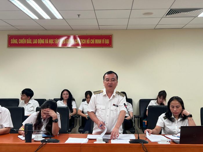 Phó Kiểm toán trưởng KTNN chuyên ngành Ia Hoàng Linh báo cáo việc thực hiện kiểm toán của Đoàn kiểm toán Tổng cục Hậu cần - Kỹ thuật, Báo cáo quyết toán ngân sách Bộ Quốc phòng. Ảnh: Thanh Trang