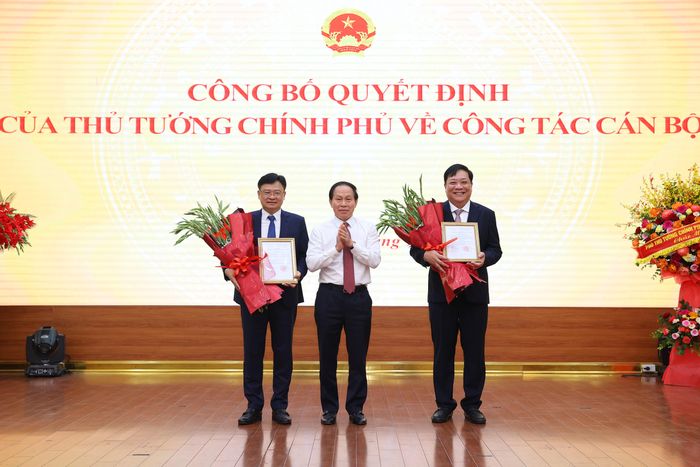 Phó Thủ tướng Lê Tiến Châu trao quyết định bổ nhiệm ông Phạm Thành Ngại và ông Nguyễn Thanh Tuấn giữ chức Phó Tổng Thanh tra Chính phủ. Ảnh: thanhtra.gov.vn