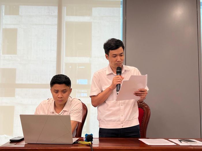 Ông Nguyễn Mạnh Hùng - Kiểm toán viên, Phòng Kiểm toán doanh nghiệp trao đổi một số nội dung liên quan đến kiểm toán doanh nghiệp thi công xây dựng. Ảnh: Thanh Trang