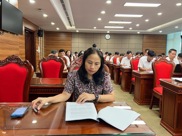 Phó Kiểm toán trưởng KTNN chuyên ngành Ia Thái Thị Lan theo dõi nội dung được trao đổi tại buổi tập huấn. Ảnh: Thanh Trang
