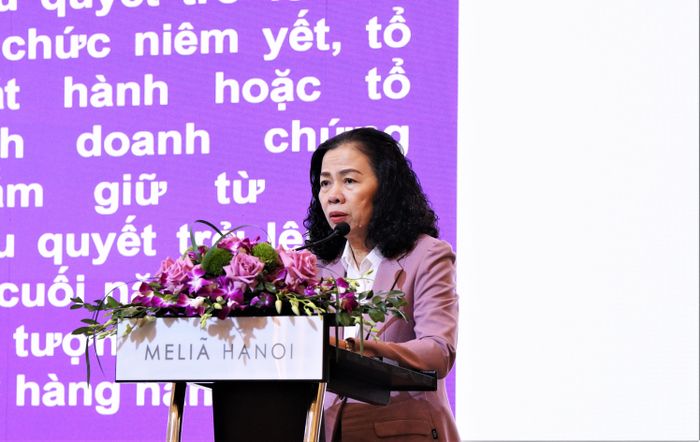 Bà Nguyễn Thị Mai, Chủ tịch VACPA trình bày tham luận tại Hội nghị - Nguồn: UBCKNN