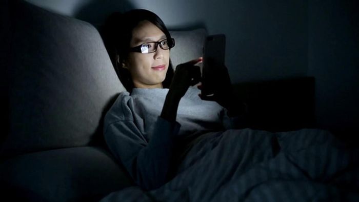 Để điện thoại xa khỏi giường ngủ. Ảnh minh họa.