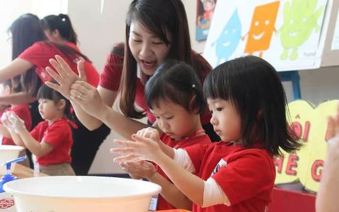Trẻ cần duy trì thói quen rửa tay trước khi ăn và sau khi đi vệ sinh. Ảnh: SKĐS