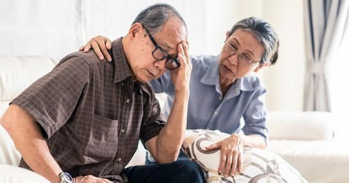 Khoản tiết kiệm cả đời khiến ông Hùng rơi vào cảnh bị động khi về già. Ảnh minh họa