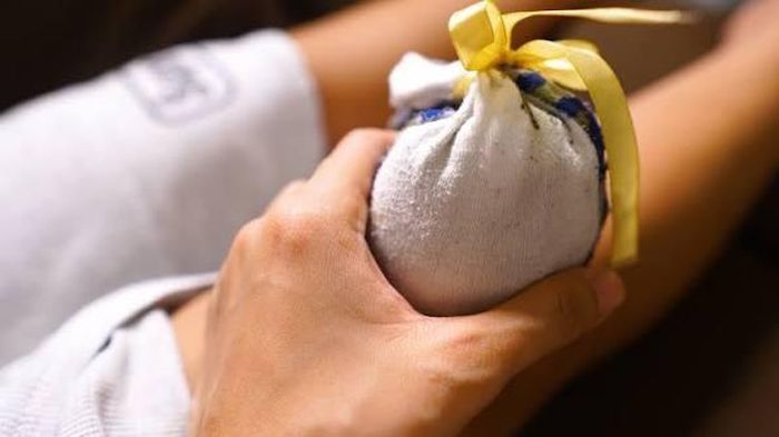 Làm túi chườm ấm đơn giản. Ảnh minh họa.