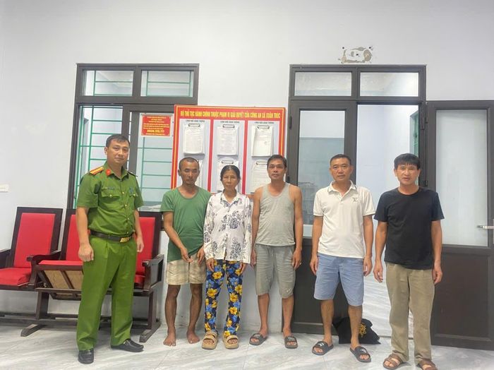 Công an xã Xuân Trúc hỗ trợ ông Trần Đức Toản đoàn tụ gia đình. Ảnh: CA.