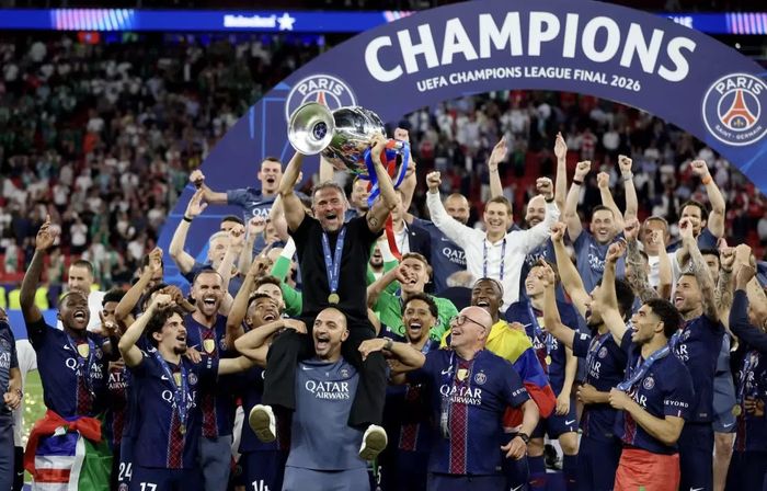 HLV Luis Enrique cùng các thành viên PSG ăn mừng sau khi thắng Arsenal ở chung kết Champions League tháng 5/2026.