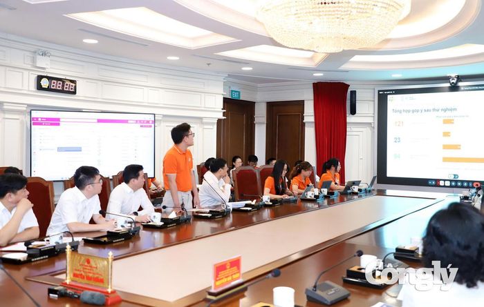 Đại diện Tổng Công ty GTEL trình diễn trực tiếp một số chức năng của hệ thống.