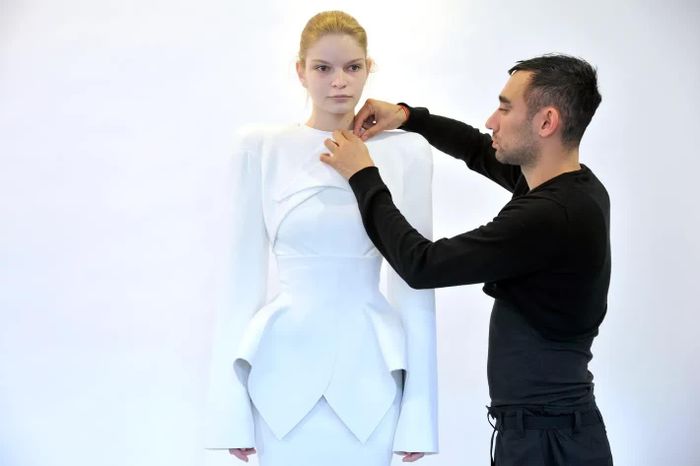 Năm 2010, Nicola Formichetti được trao nhiệm vụ hồi sinh Mugler