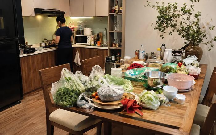 Bàn ăn đặt sát bếp dễ trở thành “bàn phụ” chất đầy đồ đạc của nhà bếp