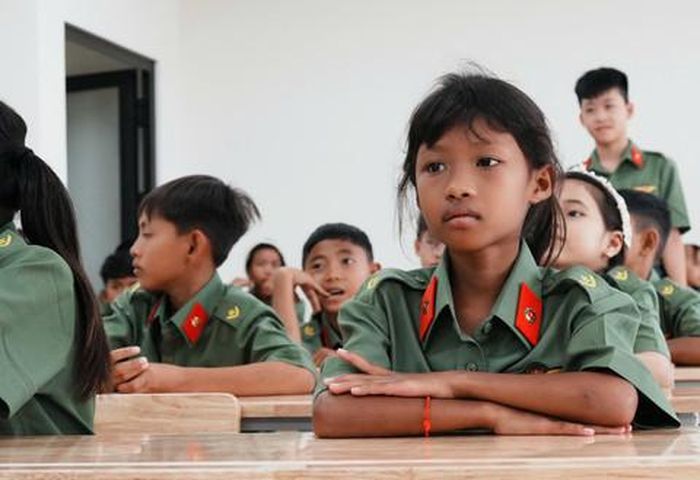Các em học sinh trong màu áo đồng phục của Trường Văn hóa Công an Nhân dân IV