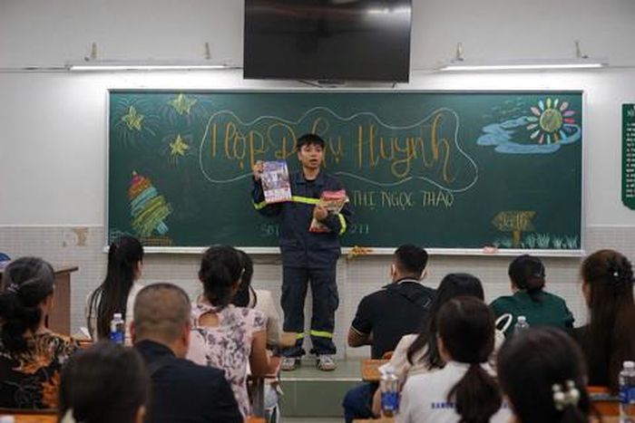 Cán bộ Đội CC&CNCH Khu vực 13 tuyên truyền, nâng cao ý thức phòng, chống cháy nổ cho phụ huynh và học sinh đầu năm học mới
