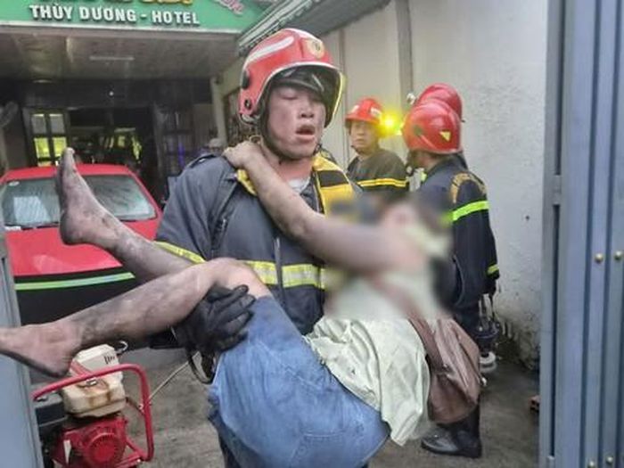 Cán bộ, chiến sĩ Phòng Cảnh sát PCCC và CNCH không quản hiểm nguy giải cứu các nạn nhân bị mắc kẹt trong hỏa hoạn