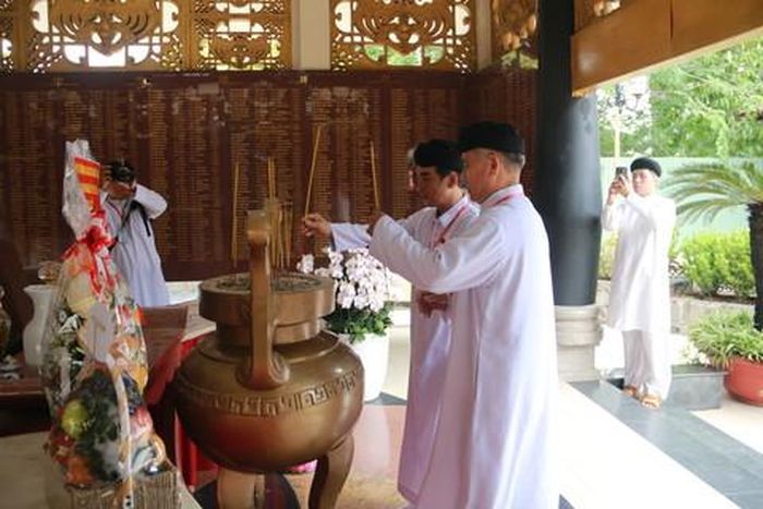 Công viên Lê Thị Riêng trở thành "địa chỉ đỏ" linh thiêng được nhiều người dân đến thắp hương tưởng nhớ
