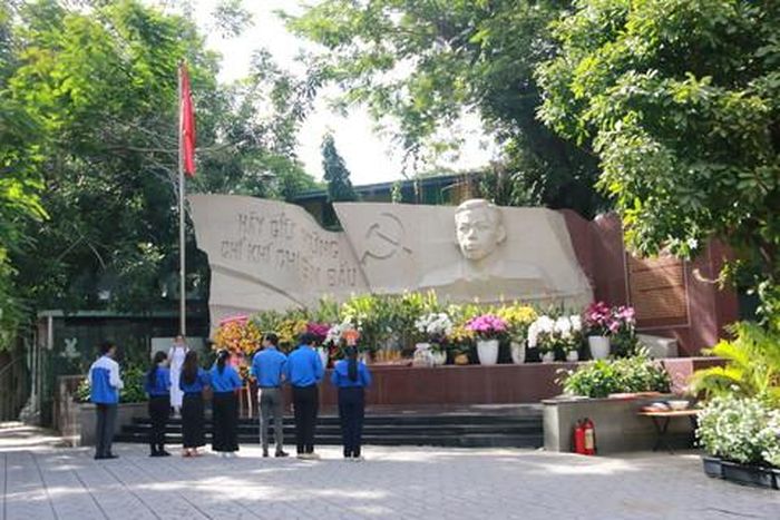 Các bạn trẻ dâng hương, dâng hoa tại đài tưởng niệm Tổng Bí thư Trần Phú đặt trong công viên Lê Thị Riêng
