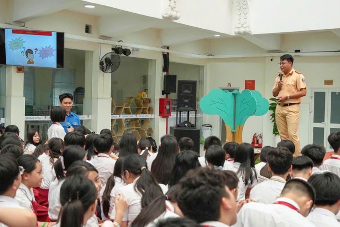 Buổi tuyên truyền pháp luật về giao thông cho học sinh