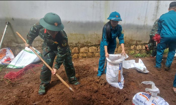 Sáng 8/9, khoảng 30 cán bộ, chiến sĩ Ban Chỉ huy Quân sự P.Thống Nhất tham gia gia cố kè.