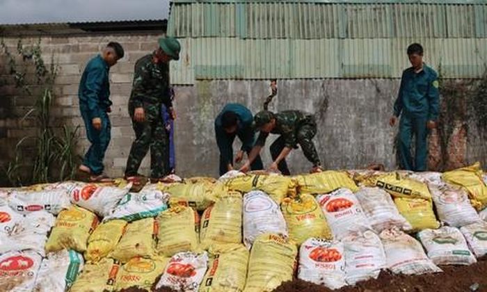 Bờ kè được gia cố cao 2m.