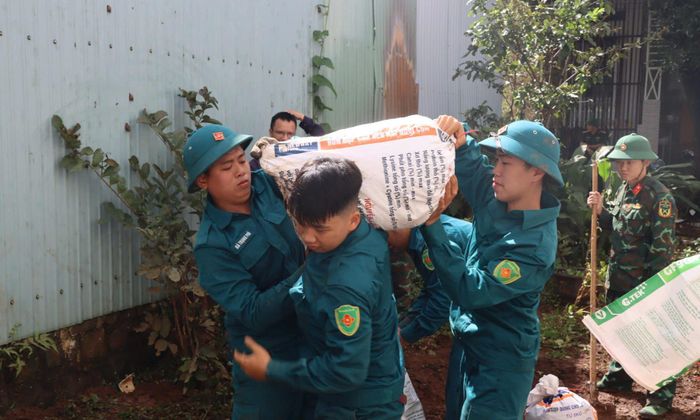 Việc đắp, gia cố bờ kè là giải pháp trước mắt nhằm hạn chế nước tràn vào khu dân cư.