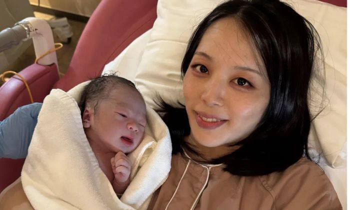 Bà Kotoe Hashimoto và đứa con thứ bảy của mình - Ảnh: Facebook của Kotoe Hashimoto
