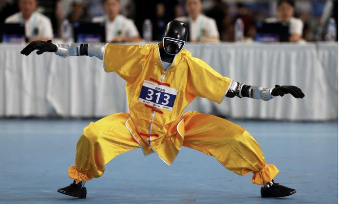 Một robot hình người tham gia cuộc thi võ thuật Wushu tại Thế vận hội  Robot Hình người Thế giới hồi tháng 8/2026 - Ảnh: Reuters
