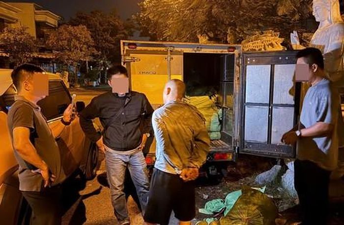 Lực lượng Công an bắt quả tang đối tượng cùng tang vật, phương tiện.