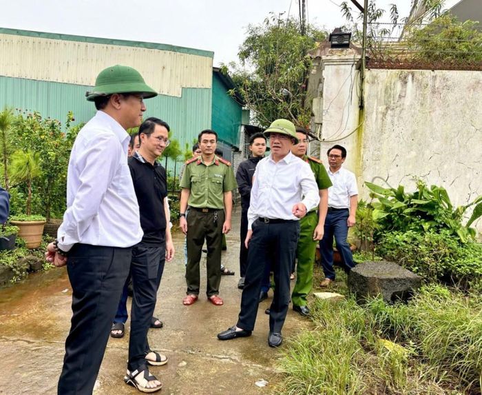  Qua kiểm tra thực tế, Chủ tịch UBD tỉnh yêu cầu cấp ủy, chính quyền phường Thống Nhất khẩn trương vào cuộc, tập trung xử lý tình trạng ngập úng. 