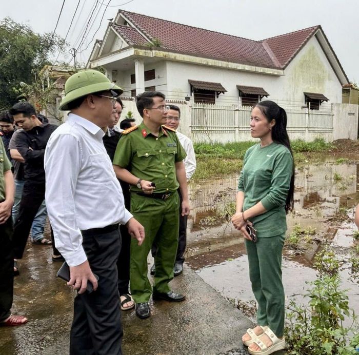  Chủ tịch UBND tỉnh Phạm Anh Tuấn trò chuyện với người dân sinh sống trong khu vực ngập úng. 