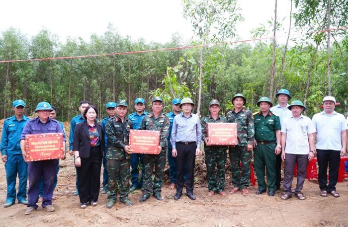  Chủ tịch UBND tỉnh Phạm Anh Tuấn tặng quà, động viên lực lượng làm nhiệm vụ tại Đồi Xuân Sơn. 