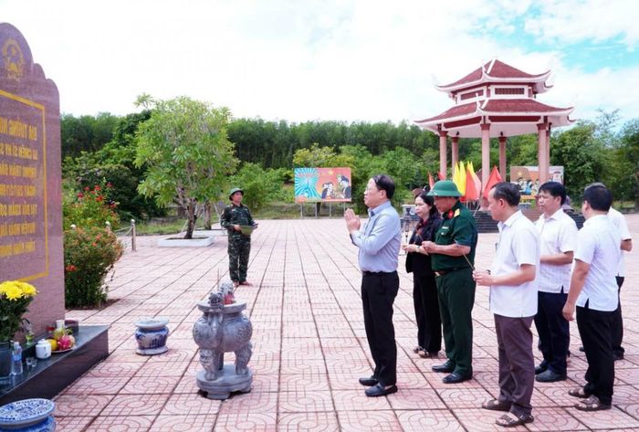  Chủ tịch UBND tỉnh Phạm Anh Tuấn dâng hương tại hố chôn tập thể các chiến sĩ hy sinh trong trận đánh năm 1966 ở Đồi Xuân Sơn.