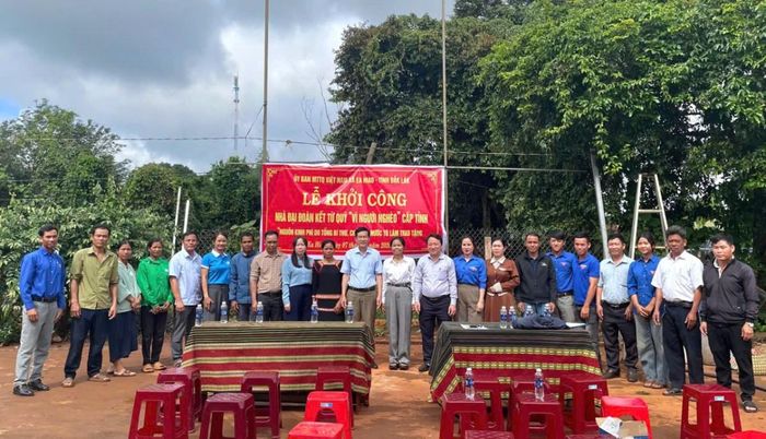  Các đại biểu chụp hình lưu niệm tại lễ khởi công xây dựng nhà Đại đoàn kết cho các hộ khó khăn tại xã Ea Hiao. 