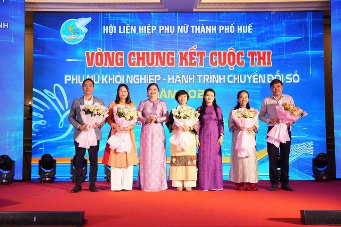 ...tặng hoa cho Ban giám khảo...