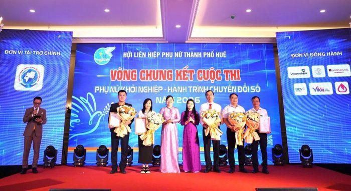 Lãnh đạo Hội LHPN Tp. Huế tặng hoa cho các nhà tài trợ