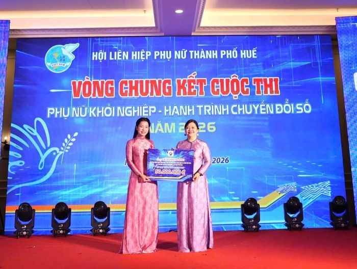 Nhà tài trợ trao tặng kinh phí hỗ trợ