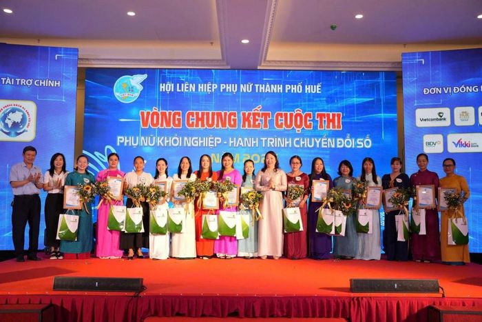 Trao giải cho các thí sinh đạt giải ở vòng Sơ khảo