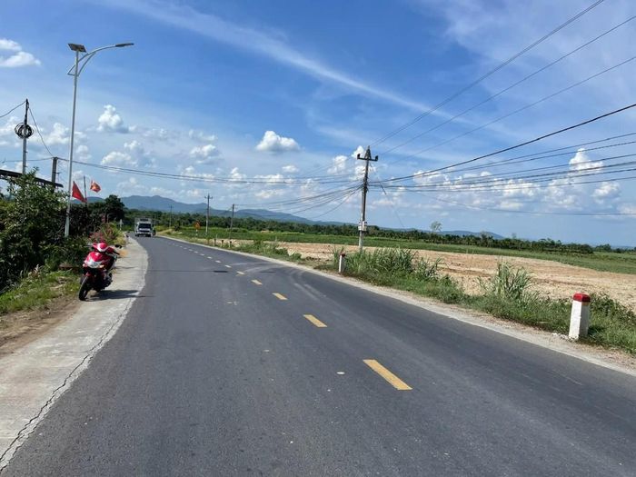 Khối lượng gần 9,2 ngàn m2 đất đã bị đào đắp, san lấp làm thay đổi hiện trạng dọc quốc lộ 29. Không chỉ thay đổi hiện trạng đất, vụ việc đã xâm phạm đến hành lang an toàn giao thông.