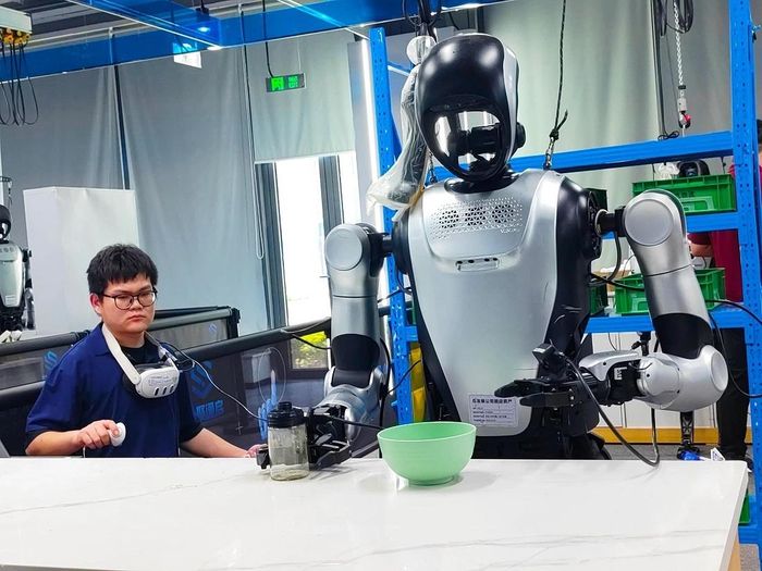 Chuyên gia đào tạo robot cách nấu những món ăn đơn giản. (Ảnh: SPH Media)