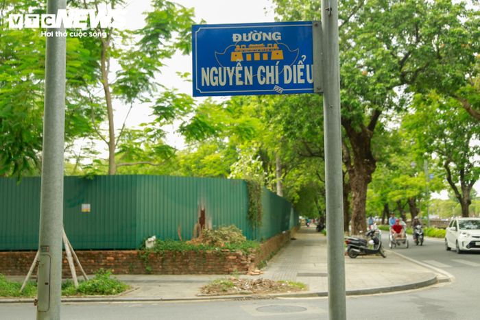Nhiều năm qua, người dân, du khách cảm thấy lạ lẫm và hối tiếc khi thấy khu đất đắc địa trong Kinh thành Huế bỏ hoang và quây tôn kín xung quanh. Theo người dân, điều này không chỉ gây mất mĩ quan trong khu vực thu hút khách du lịch bậc nhất ở Huế mà còn lãng phí tài nguyên đất. Theo tìm hiểu, khu đất bị bỏ hoang kể trên thuộc dự án Khu nghỉ dưỡng Nama.