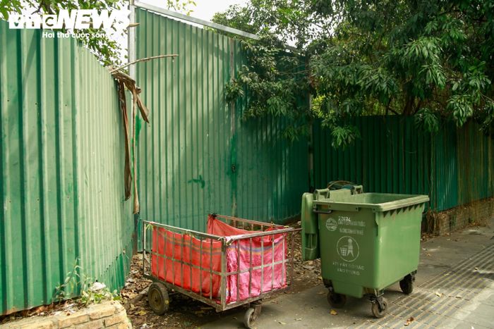 Theo ghi nhận của PV Báo Điện tử VTC News, do bỏ hoang thời gian dài nên nơi đây trở thành vị trí tập kết rác thải gây ô nhiễm môi trường và mất mỹ quan đô thị tại khu vực vùng lõi di sản.
