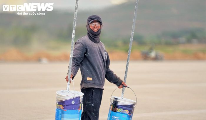 Anh Trần Công Vinh (40 tuổi, công nhân sơn kẻ vạch đường băng) cho biết, chuyến bay hiệu chuẩn trong tháng 9 là dấu mốc lịch sử của dự án nghìn tỷ này. Chỉ cần trễ một khâu nhỏ là ảnh hưởng đến toàn bộ kế hoạch, phải chờ rất lâu và tốn công sức, tiền của để có thể bay hiệu chuẩn lại, dự án nhất định không được trễ hẹn.
