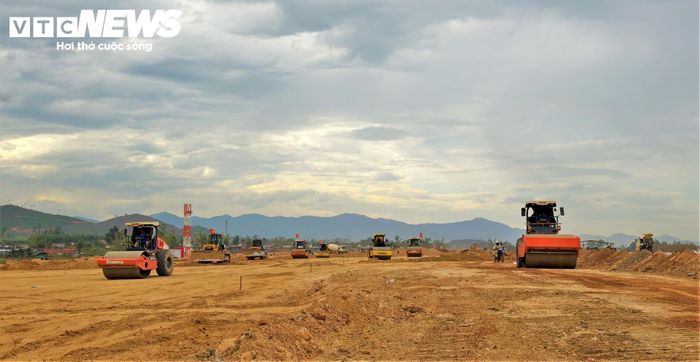 Không ngày nghỉ, hơn 800 cán bộ, kỹ sư và công nhân cùng hàng trăm thiết bị cơ giới chia hơn 30 mũi thi công.