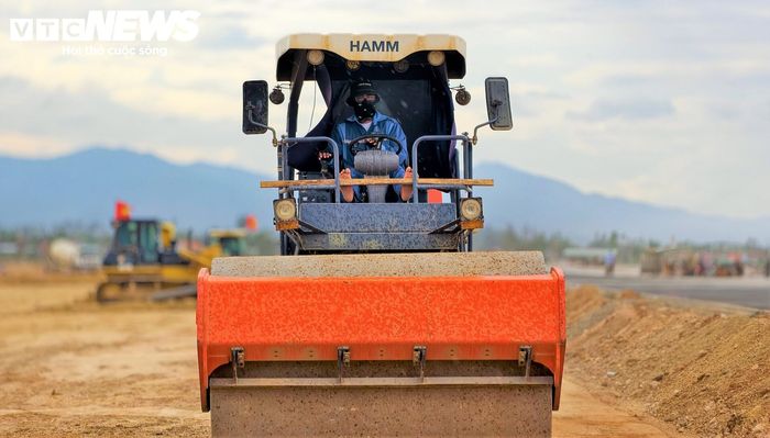 Anh Lê Văn Ngọ (50 tuổi, công nhân san lấp mặt bằng) chia sẻ, dự án đang bước vào giai đoạn ‘nước rút’ quyết định, bay hiệu chuẩn cận kề rồi nên anh em bảo nhau gạt việc riêng sang một bên. 