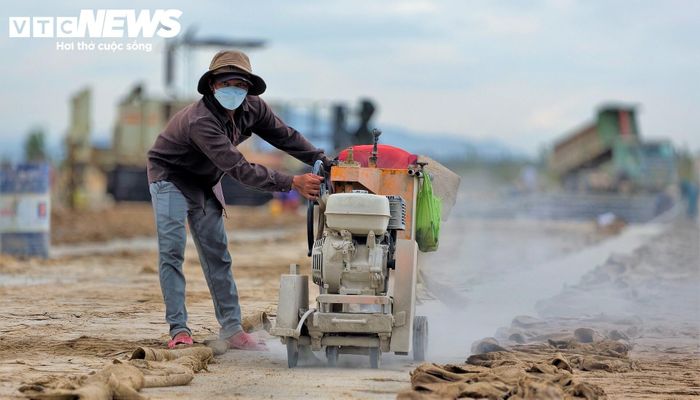 Đa số các nhóm công nhân đều lựa chọn phương án cả ngày bám trụ trên mặt đường băng, ăn cơm tại chỗ để tranh thủ từng giờ, từng phút trong giai đoạn hoàn thành.
