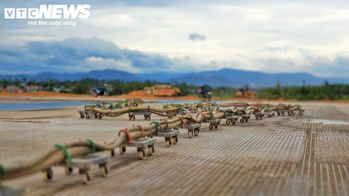 Khắp công trường, tiếng công nhân, tiếng máy cắt bê tông hòa lẫn tiếng phun nước rửa đường băng náo nhiệt. Các thao tác trên mặt đường băng đòi hỏi sự tỉ mỉ tuyệt đối, một sai sót nhỏ trên bề mặt đường băng cũng có thể ảnh hưởng đến an toàn của mỗi chuyến bay sau này.