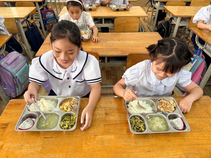 Suất ăn bán trú của Trưởng Tiểu học Nha Trang.